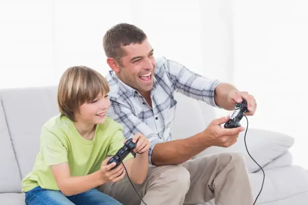 Pai e filho felizes jogando videogame