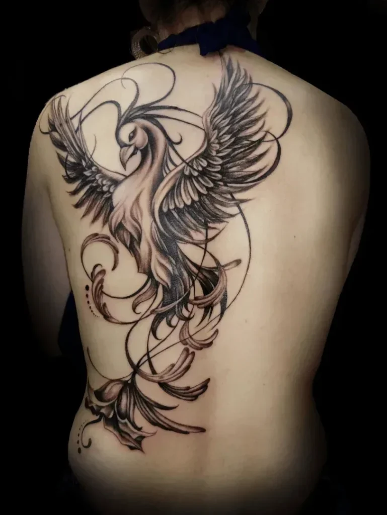 Tatuagem de Fênix nas costas