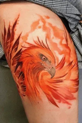 Tatuagem de Fênix laranja e colorida