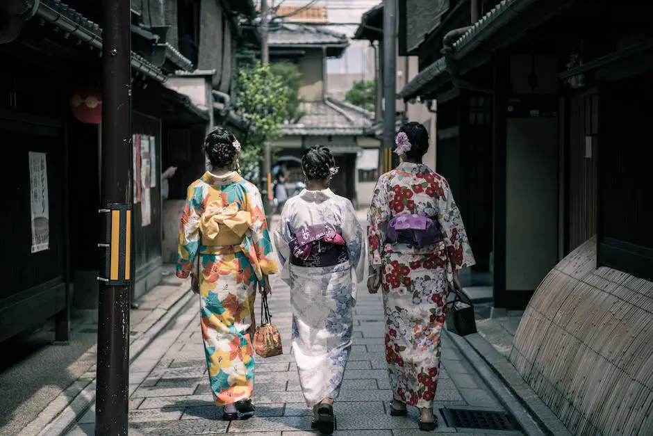 Imagem de um festival tradicional japonês com pessoas vestidas com trajes típicos e flores de cerejeira ao fundo.