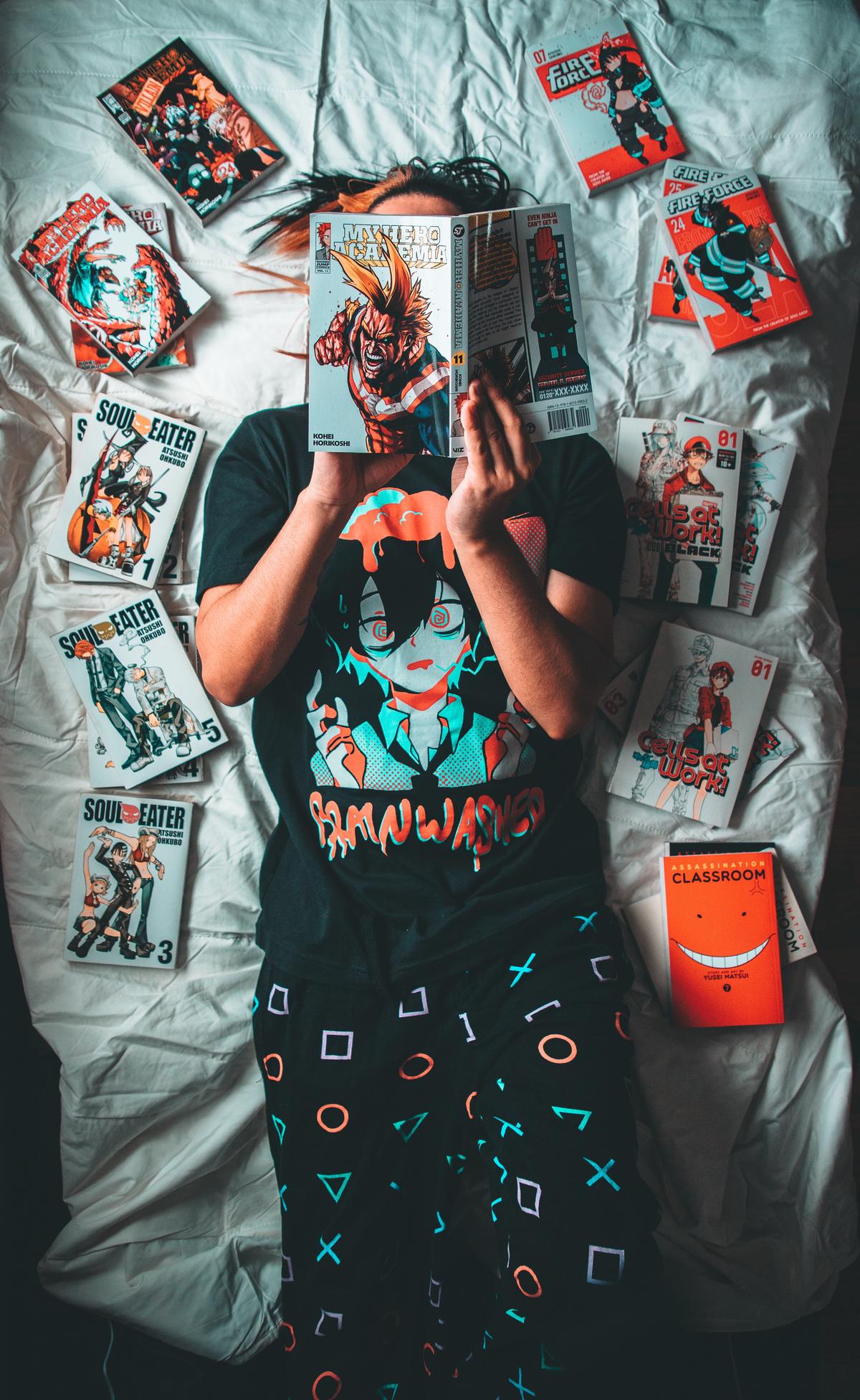 Ilustration of a person reading a manga on a digital device with multiple manga covers floating around them